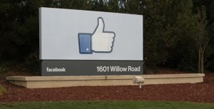 Like-Schild auf dem Facebook-Campus